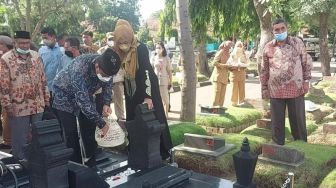 Pugar Makam Sultan Aceh di TPU Utan Kayu, Anies Terima Hadiah Kopiah