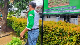 ACC Gelar Program Pasang Solar Panel dan Serahkan Bibit Pohon Langka ke Kampung Berseri Astra