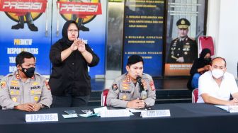 Pihak kepolisian saat menggelar rilis kasus narkoba yang menjerat Aktor Bobby Joseph di Polres Tangerang Selatan, Banten, Senin (13/12/2021). [Suara.com/Alfian Winanto]