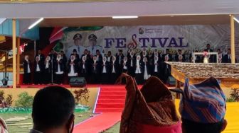 Umat Muslim Menyanyikan Lagu Kasidah di Pembukaan Festival Natal Toraja