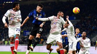 Penyerang Inter Milan Lautaro Martinez (kedua dari kiri) menyundul bola dan mencetak gol selama pertandingan sepak bola Serie A antara Inter Milan melawan Cagliari di stadion Giusepe Meazza, Milan, Italia, Senin (13/12) dini hari WIB. Miguel MEDINA / AFP
