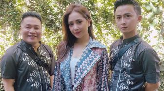 Nagita Slavina Beri Merry Ahmad Dollar saat Ultah: Banyak Banget!