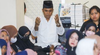 Ayah Bibi Ardiansyah, H. Faisal berdoa saat pengajian 40 hari meninggalnya Vanessa Angel dan Bibi Ardiansyah di kediaman Bibi Ardiansyah, Srengseng, Jakarta Barat, Senin (13/12/2021). [Suara.com/Alfian Winanto]