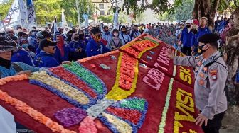 Gubernur Belum Temui Buruh, Masa Kembali Berdemo di Graha Kepri hingga Bentrok