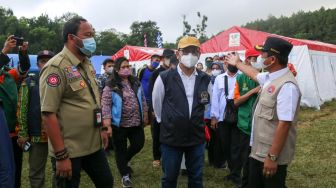 Sambangi Tenda Pengungsi, Komisi VIII Serahkan Bantuan Makanan Siap Saji dari Kemensos