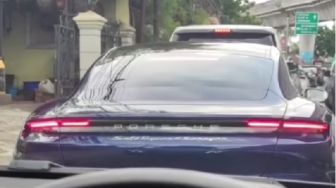 Viral Mobil Porsche Bertulis Sate Taycan 4 Senayan, Netizen Sebut Milik Pengusaha Jogja