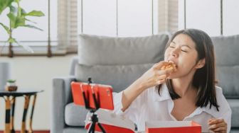 Awas! Berikut Resiko Penyakit yang Mengintai Para Vlogger Makanan