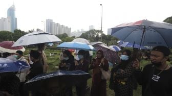 Sejumlah pelayat berada di dekat pusara almarhum politikus senior Abraham Lunggana atau Haji Lulung di TPU Karet Bivak, Jakarta, Selasa (14/12/2021). [Suara.com/Angga Budhiyanto]