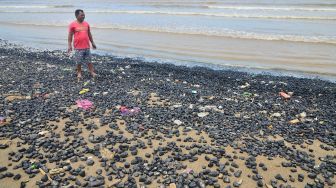 Pantai Sekembu Jepara Tercemar Batu Bara