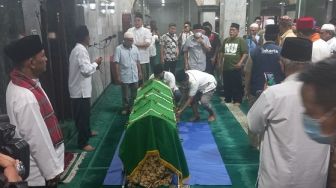 Diiringi Tahlil, Jenazah Haji Lulung Disalatkan Dulu Sebelum Dikubur di TPU Karet Bivak