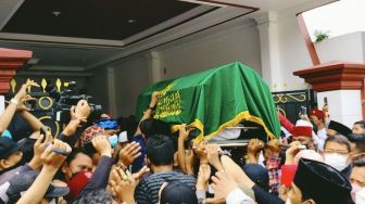 Gema Tahlil Sambut Kedatangan Jenazah Haji Lulung di Rumah Duka