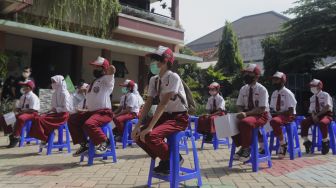 Sejumlah pelajar menunggu untuk mendapatkan vaksin COVID-19 di SDN 04 Cilandak Barat, Jakarta, Selasa (14/12/2021). [Suara.com/Angga Budhiyanto]