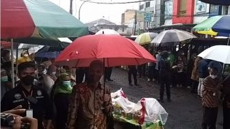 Mainan Payung Saat Dampingi Presiden Jokowi ke Wonosobo, Warga: Pak Ganjar Lucu