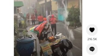 Viral Video Aksi Ibu-ibu Senam di Tengah Hujan Deras, Warganet: Ras Terkuat di Bumi..