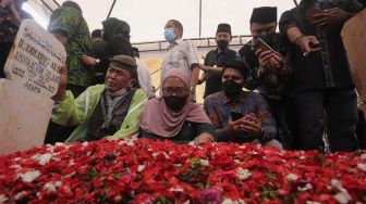 Suasana Haru Iringi Pemakaman Haji Lulung di TPU Karet Bivak
