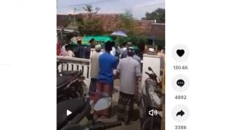 Viral! Keranda Jenazah Ini Digotong Sembari Dibawa lari, Ada Apa?