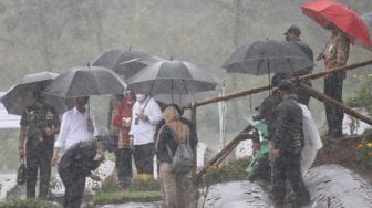 Hujan Deras, Ganjar Dampingi Jokowi Tinjau Food Estate Nasional di Wonosobo