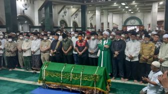 Ikut Salati Jenazah Haji Lulung, Anies Baswedan: Kita Kehilangan Putra Betawi Terbaik