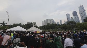 Sejumlah pelayat berada di dekat pusara almarhum politikus senior Abraham Lunggana atau Haji Lulung di TPU Karet Bivak, Jakarta, Selasa (14/12/2021). [Suara.com/Angga Budhiyanto]