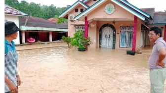 40 Rumah Warga Agam Diterjang Banjir, 1 Jembatan Roboh dan 3 Sepeda Motor Hanyut