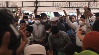 Gubernur DKI Jakarta Anies Baswedan menghadiri prosesi pemakaman almarhum politikus senior Abraham Lunggana atau Haji Lulung di TPU Karet Bivak, Jakarta, Selasa (14/12/2021). [Suara.com/Angga Budhiyanto]