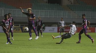 Gelandang Persis Solo Arapenta Lingka (kedua kanan) berusaha mencetak gol selama pertandingan grup X babak 8 besar Liga 2 antara RANS Cilegon FC melawan Persis Solo di Stadion Pakansari, Bogor, Jawa Barat, Rabu (15/12/2021). [Suara.com/Angga Budhiyanto]