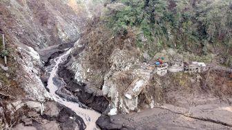 Foto udara kondisi jembatan Besuk Koboan (Gladak Perak) yang terputus akibat tersapu lahar hujan Gunung Semeru di Kamar Kajang, Candipuro, Lumajang, Jawa Timur, Rabu (15/12/2021).  ANTARA FOTO/Budi Candra Setya