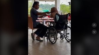 Viral Suami Setia Suapi Istri yang Tak Berdaya di Kursi Roda dengan Penuh Cinta