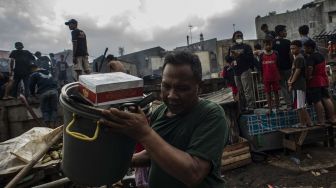 Warga mencari barang berharga miliknya pascakebakaran di permukiman padat penduduk Kramat Pulo, Senen, Jakarta, Rabu (15/12/2021). ANTARA FOTO/Aprillio Akbar