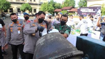 Polda Aceh Giling 100 Kg Sabu dalam Mesin Pengaduk Semen-Bakar 455 Kg Ganja