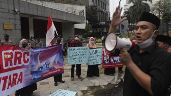 Sejumlah massa yang tergabung dalam Forum Cinta Tanah Air melakukan aksi unjuk rasa di depan Kedubes Republik Rakyat China (RRC), Jakarta, Rabu (15/12/2021). [Suara.com/Angga Budhiyanto]