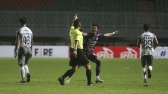 Pemain belakang RANS Cilegon FC  Alfin Tuasalamony melakukan protes terhadap wasit selama pertandingan grup X babak 8 besar Liga 2 antara RANS Cilegon FC melawan Persis Solo di Stadion Pakansari, Bogor, Jawa Barat, Rabu (15/12/2021). [Suara.com/Angga Budhiyanto]