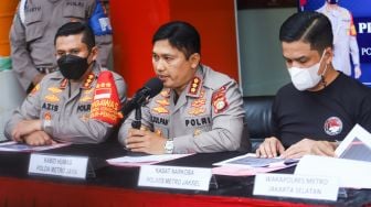 Kabid Humas Polda Metro Jaya Kombes Endra Zulpan (tengah) bersama Kapolres Jakarta Selatan Kombes Pol Azis Andriansyah (kiri) saat menggelar rilis kasus narkoba yang menjerat Aktor Rizky Nazar di Polres Metro Jakarta Selatan, Rabu (15/12/2021). [Suara.com/Alfian Winanto]