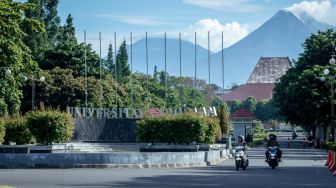 UGM Terjunkan Tim KKN-PPM ke Bencana Semeru dan 18 Kabupaten di Indonesia