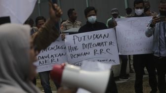 Sejumlah massa yang tergabung dalam Forum Cinta Tanah Air melakukan aksi unjuk rasa di depan Kedubes Republik Rakyat China (RRC), Jakarta, Rabu (15/12/2021). [Suara.com/Angga Budhiyanto]