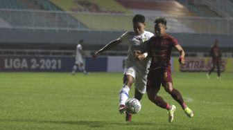 Gelandang Sriwijaya FC Hari Habrian (kanan) berebut bola dengan pemain belakang Persiba Balikpapan Imam Mahmudi selama pertandingan grup X babak 8 besar Liga 2 antara Sriwijaya FC melawan Persiba Balikpapan di Stadion Pakansari, Bogor, Jawa Barat, Rabu (15/12/2021). [Suara.com/Angga Budhiyanto]