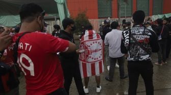 Sejumlah suporter mengantre untuk melakukan tes usap antigen sebelum memasuki Stadion Pakansari, Cibinong, Kabupaten Bogor, Jawa Barat, Rabu (15/12/2021). [Suara.com/Angga Budhiyanto]