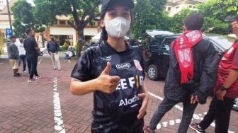 Kisah Suporter Cantik Persis Solo Dukung Langsung ke Bogor Meski Hamil 8 Bulan