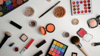 Warna Bold Diprediksi Akan Jadi Tren Makeup di Tahun 2022