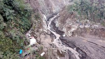 Foto udara kondisi jembatan Besuk Koboan (Gladak Perak) yang terputus akibat tersapu lahar hujan Gunung Semeru di Kamar Kajang, Candipuro, Lumajang, Jawa Timur, Rabu (15/12/2021).  ANTARA FOTO/Budi Candra Setya