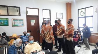 Hadiri Sidang Hak Asuh Gala, H Faisal Dikawal Bodyguard