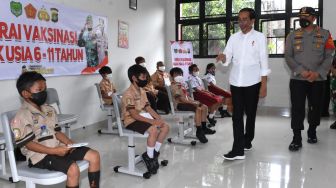 Tinjau Vaksinasi Anak Usia 6-11 Tahun, Jokowi: Anak-anak Harus Mendapatkan Imunisasi