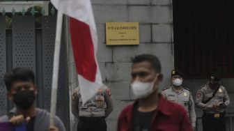 Polisi melakukan penjagaan saat massa yang tergabung dalam Forum Cinta Tanah Air melakukan aksi unjuk rasa di depan Kedubes Republik Rakyat China (RRC), Jakarta, Rabu (15/12/2021). [Suara.com/Angga Budhiyanto]