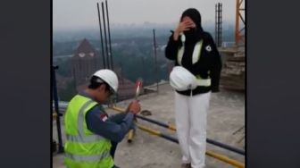 Auto Makin Gemetaran, Wanita Ini Dapat Pernyataan Cinta di Atas Tower Proyek