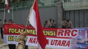 Sejumlah massa yang tergabung dalam Forum Cinta Tanah Air melakukan aksi unjuk rasa di depan Kedubes Republik Rakyat China (RRC), Jakarta, Rabu (15/12/2021). [Suara.com/Angga Budhiyanto]