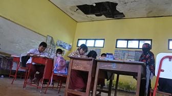 Siswa SD di Situbondo Belajar di Kelas Rusak