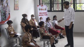 Presiden Joko Widodo (kanan) berdialog dengan sejumlah anak yang menunggu observasi setelah vaksinasi COVID-19 di Kompleks SDN Cideng, Gambir, Jakarta Pusat, Rabu (15/12/2021).  ANTARA FOTO/Sigid Kurniawan