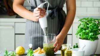 5 Fungsi Hand Blender, Praktis untuk Bikin Smoothies hingga Memotong Daging