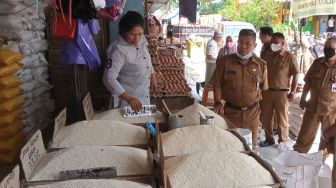 Sidak Pasar Kemakmuran, Disperindagkop Kotabaru Temui Harga-Harga Melambung