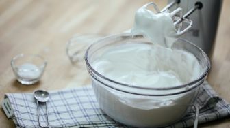 Agar Whipped Cream Mengembang Sempurna, Lebih Baik Kocok dengan Mixer atau Manual?